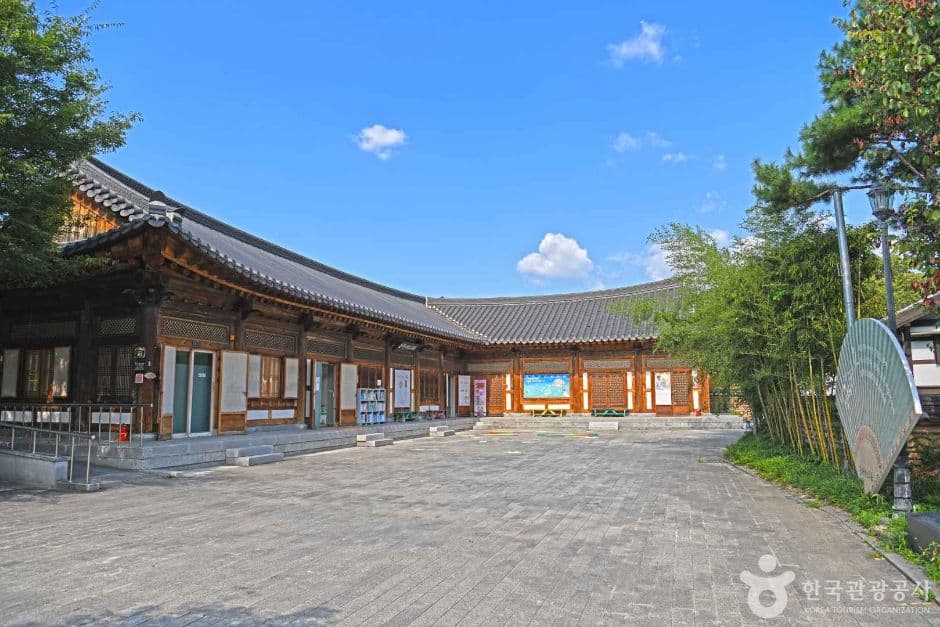 A Breeze Made by Hand: The Fan Makers of Jeonju