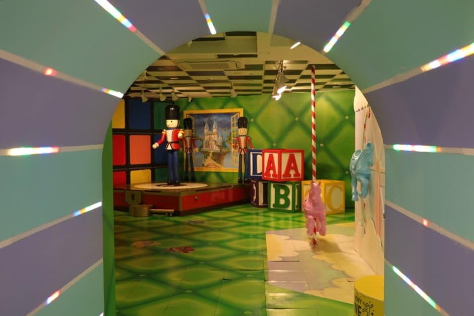 Alive Museum: Optical Illusion Play