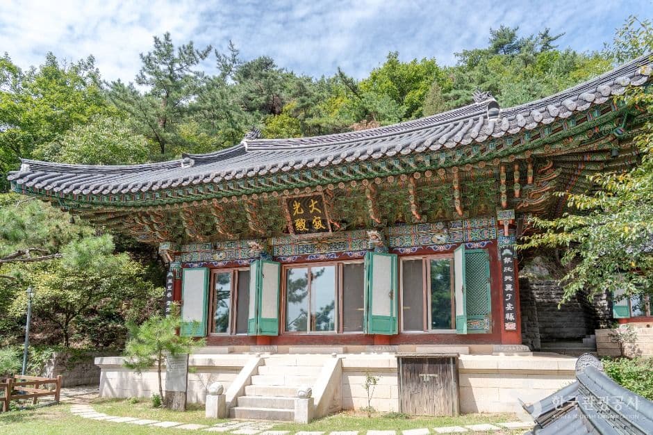 A Mountain Pause in Seoul: Geumseonsa