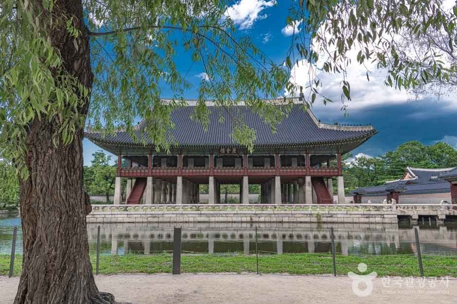 Dress the Part: A Hanbok Day at Gyeongbokgung