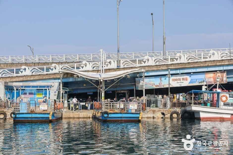 Abai Village & the Hand-Pulled Ferry